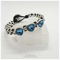 Armband in Bohemian style afgewerkt met blauwe strass hartjes