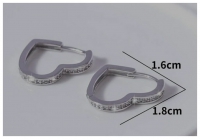 Hartjes oorbellen afgewerkt met zirkonia steentjes  (zilverkleurig)