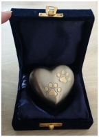 Urn in de vorm van een hart met hondenpootjes (mat zilverkleurig)