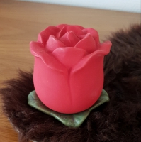 Urn van keramiek in de vorm van een roos