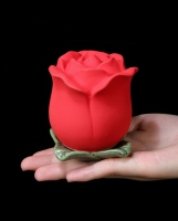 Urn van keramiek in de vorm van een roos