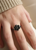 Ring rvs in de vorm van een zwarte bloem